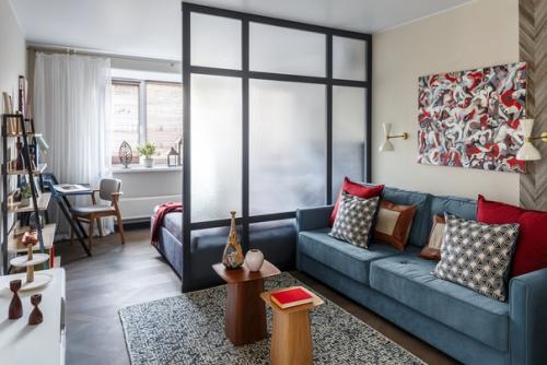 За счет раздвижных систем и перегородок удается с легкостью трансформировать интерьер и создать обособленную от гостиной спальню. 07