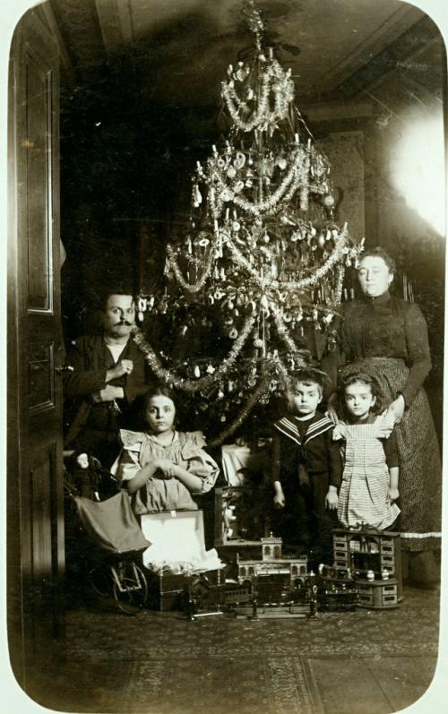 В 1820-1830-х годов, рождественское дерево в русских домах ещё не ставили. 05