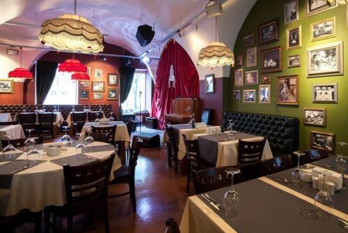 В центре города открыли музыкальный ресторан, где каждый день играют джаз. 04