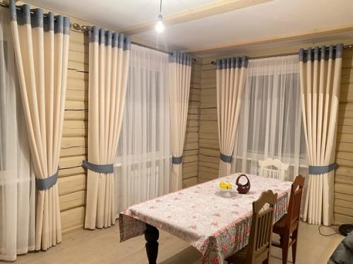 Шторы в уютном деревянном доме. 02