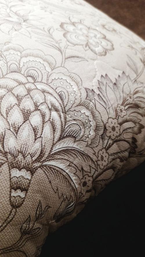 Мне показалось, что маме не совсем удобно. 07