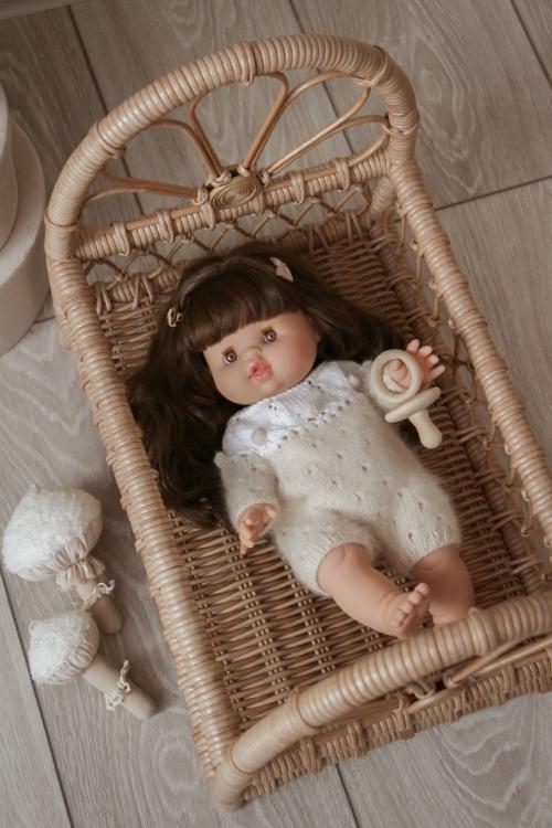 Плетёная ажурная кроватка для кукол - это прекрасное дополнение в детской комнате. 06