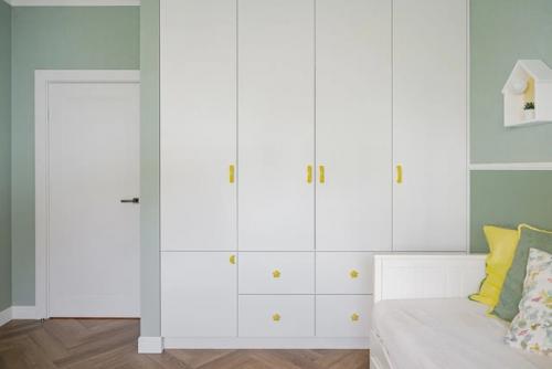 Светлая трешка с продуманным хранением и площадью 73 кв. 06