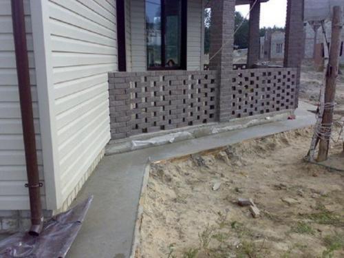 Отмостка дома.  Эта статья поможет узнать об устройстве отмостки вокруг дома. 01