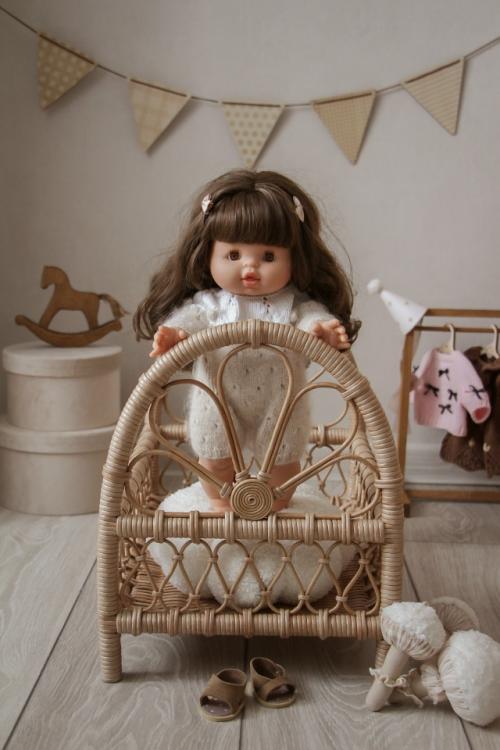 Плетёная ажурная кроватка для кукол - это прекрасное дополнение в детской комнате. 02