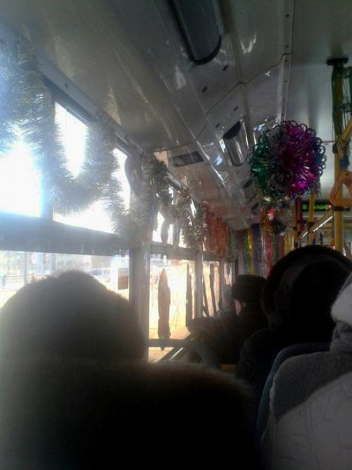 По Омску стали ездить нарядные троллейбусы. 02