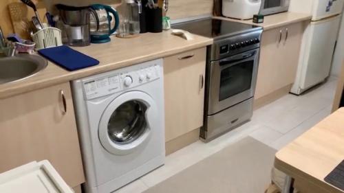 В 12 м 2 удалость вместить столовую, кухню и кабинет. 02