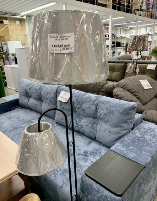 Торшеры являются неотъемлемой частью освещения гостиной. 02