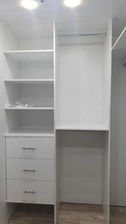 Гардеробная гардеробная расположена в нашей комнате мы разделили на две равные части, пока что рисовали сами. 04