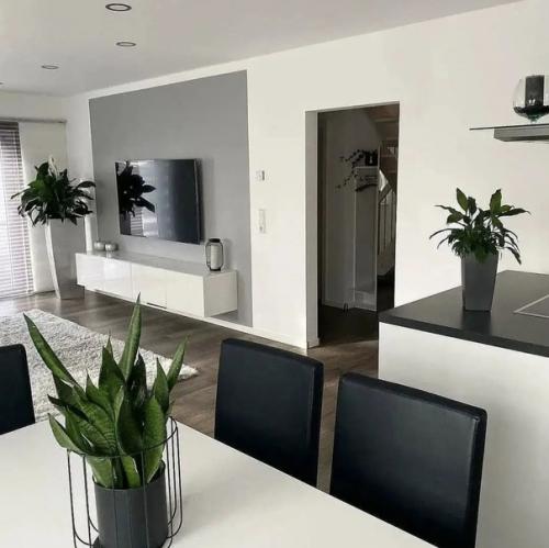 Вариант обустройства гостиной комнаты в современном стиле. 01