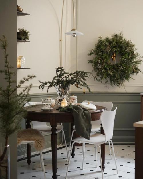 Лесная сказка в потрясающем доме Виктории, котоая придает больше значение мебели с историей и любит сочетать ее с современным декором. 04