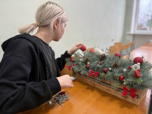 В преддверии нового года наш техникум преобразился, наполнившись праздничной атмосферой. 04