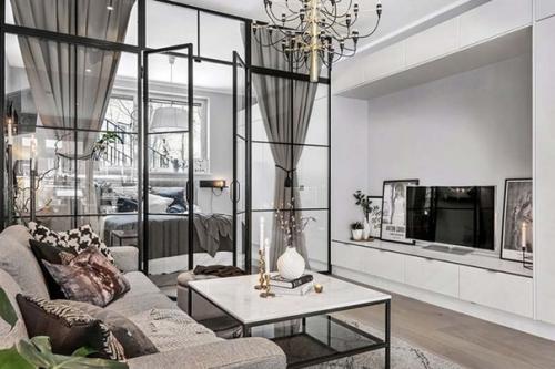 За счет раздвижных систем и перегородок удается с легкостью трансформировать интерьер и создать обособленную от гостиной спальню. 08