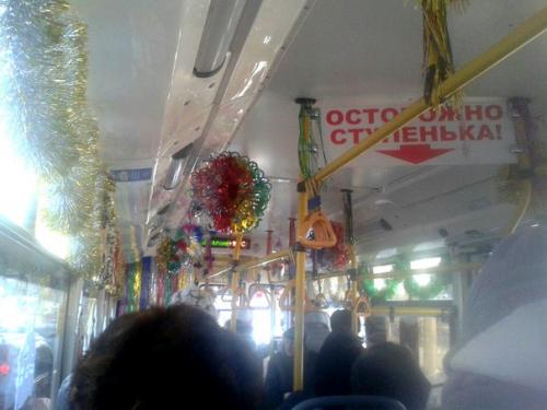 По Омску стали ездить нарядные троллейбусы.