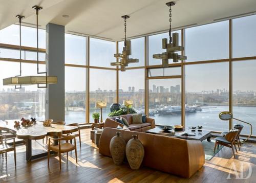 Окна этой квартиры не просто выходят на канал имени Москвы, а буквально нависают над водой.