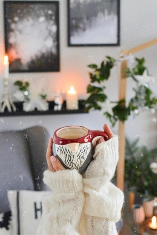 Чтобы добавить интерьеру рождественскую атмосферу, используются маленькие аксессуары красного цвета. 01