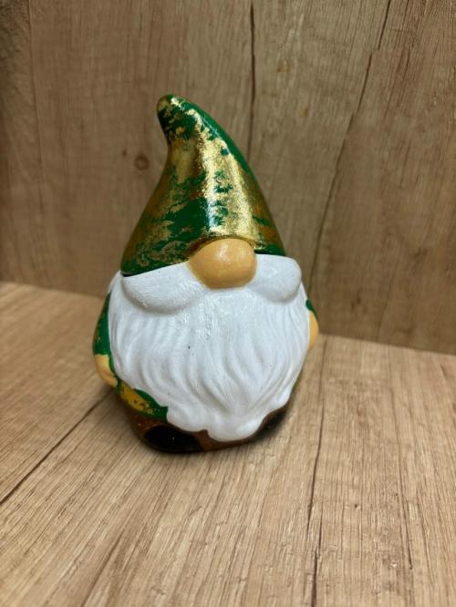 Перед вами - крошечное сказочное чудо: шкатулка в виде гнома, словно вышедшего из древних легенд. 
