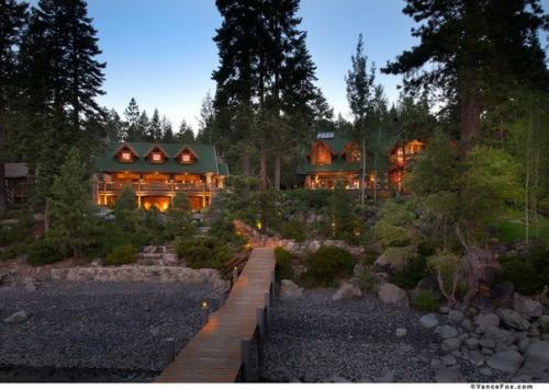 Дом из бревна у озера в США. 02