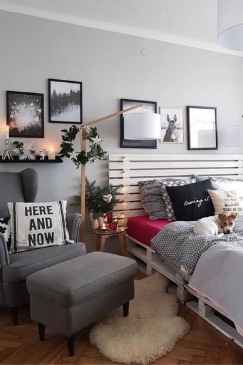 Чтобы добавить интерьеру рождественскую атмосферу, используются маленькие аксессуары красного цвета. 02