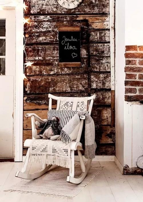 Интерьер с некрашеной деревянной стеной в доме: красота в несовершенстве. 02