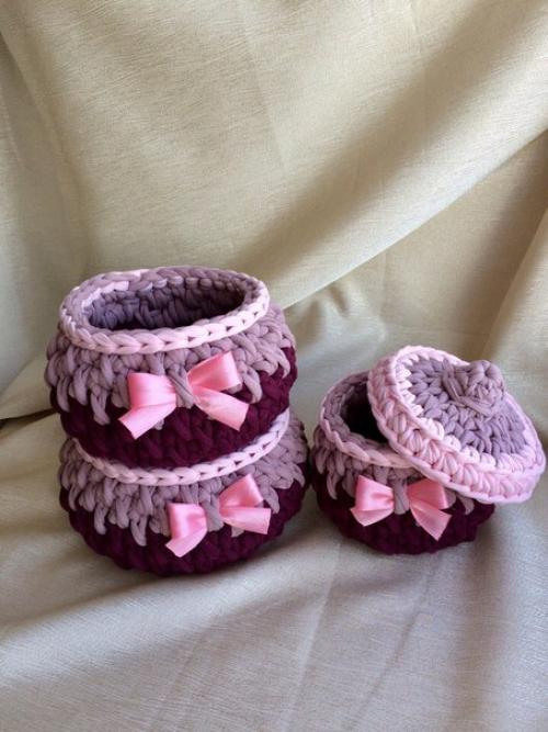 Корзинки из трикотажной пряжи сами по себе - стильный и в то же время уютный подарок ручной работы. 01