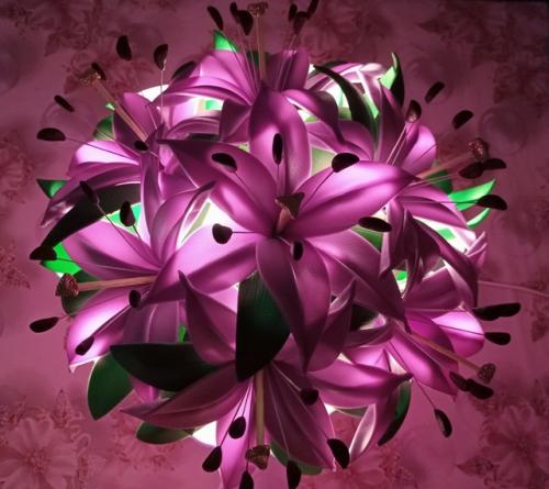 Светильник из изолона в виде букета лилий - это впечатляющий элемент декора, который объединяет в себе искусство и функциональность. 05 Светильник из изолона в виде букета лилий - это впечатляющий элемент декора, который объединяет в себе искусство и функциональность. 05