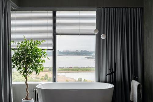 Реализованный интерьер бетонной квартиры с ванной у окна, в Казани. 03