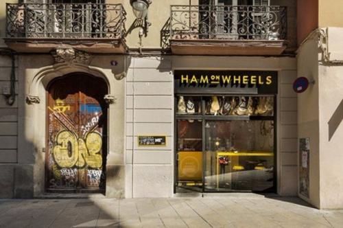 Ветчина на колёсах - немного юмора в дизайне ресторана от External Reference Architects. 02