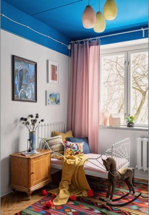 Квартира дизайнера евгении рахвальской с маленькой кухней и цветными потолками. 02