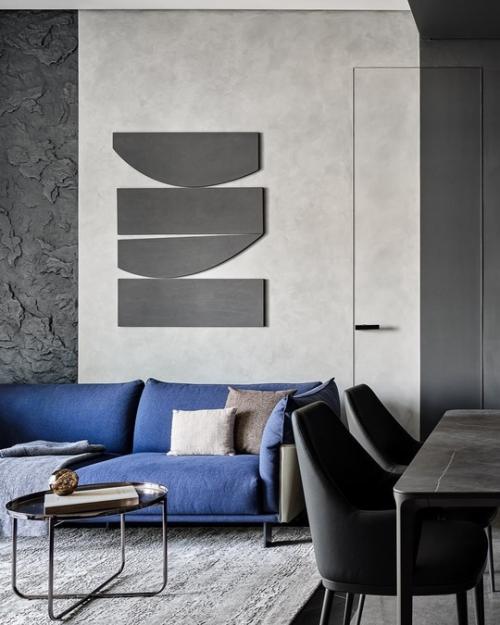 Интерьер квартиры выполнен в тёмной цветовой гамме. 05