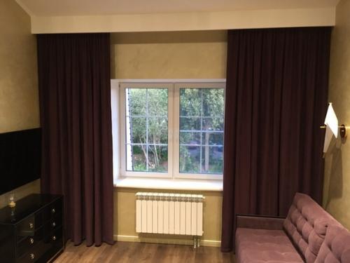 В гостиной можно смело выбирать ткань для штор под цвет дивана. 03