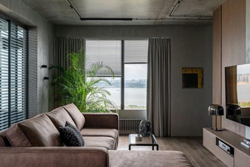 Реализованный интерьер бетонной квартиры с ванной у окна, в Казани. 02