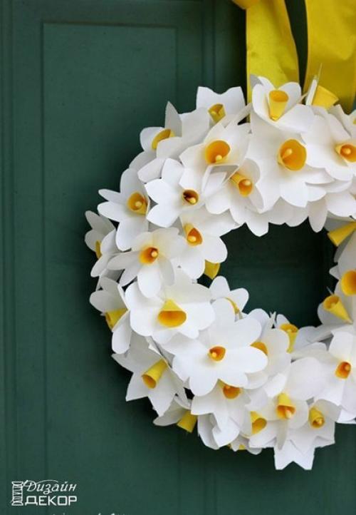 Очень красивый венок из бумажных нарциссов!