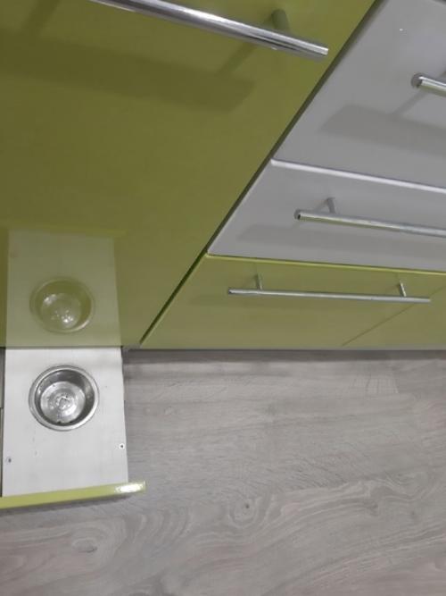 Реально оценить такую перепланировку в кухне хрущевки могут только те, кто жил в квартирах с такими маленькими кухнями. 03