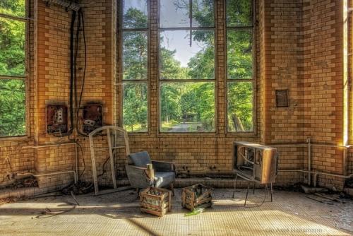 Выставка Очарование Прошлого берлинского фотографа акселя хансманна, несколько лет путешествовавшая по городам Урала, вновь вернулась в Оренбург. 02