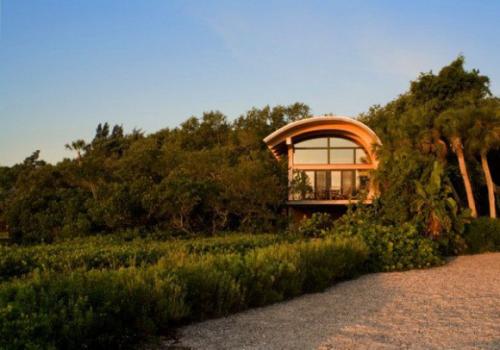 Этот оригинальный дом был спроектирован и создан компанией Totems Architecture. 01