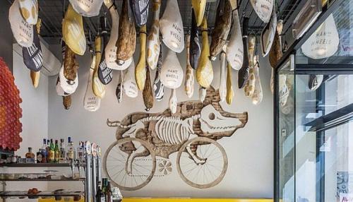 Ветчина на колёсах - немного юмора в дизайне ресторана от External Reference Architects.