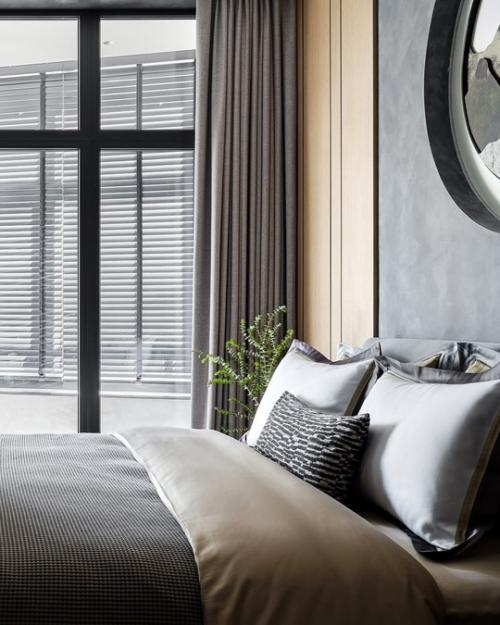 Интерьер квартиры выполнен в тёмной цветовой гамме. 03