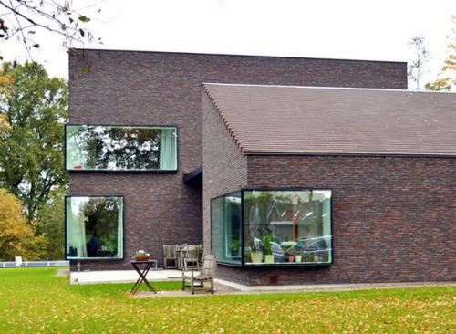 Жилой дом Kiekens, спроектированный бельгийской архитектурной студией Hulpia, возведен на зеленом участке в городе алтер в восточной фландрии. 07