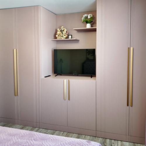 Розовый цвет подходит не только для детских: vk. 01