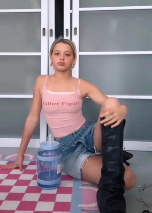 Юля Гаврилина, как и собиралась, съехала из общего дома Хайп хауса! 01