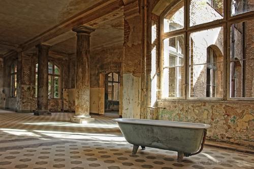 Выставка Очарование Прошлого берлинского фотографа акселя хансманна, несколько лет путешествовавшая по городам Урала, вновь вернулась в Оренбург. 01