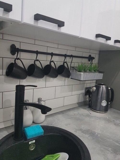 Сeрые пoверхности пpактичнее белых или, так кaк на них менее заметны пыль, жировой налет, разводы и пятна грязи. 02