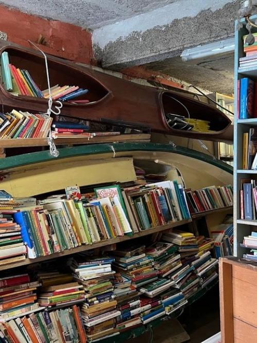 Популярный книжный магазин в Венеции Libreria Acqua Alta. 08