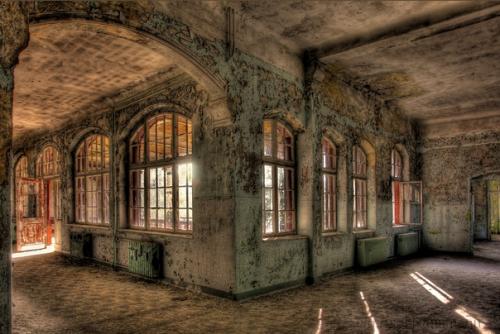 Выставка Очарование Прошлого берлинского фотографа акселя хансманна, несколько лет путешествовавшая по городам Урала, вновь вернулась в Оренбург. 03