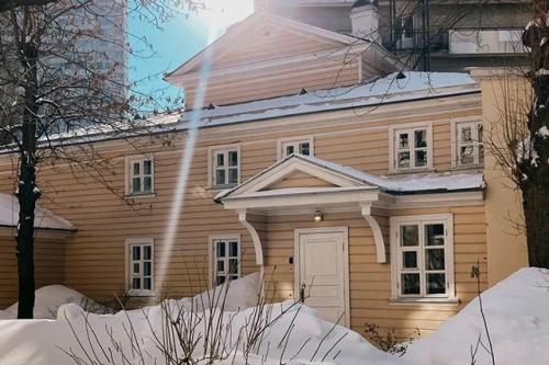 Небольшой особняк в ампирном стиле на улице малая Молчановка - единственный в Москве мемориальный дом Михаила Лермонтова.

