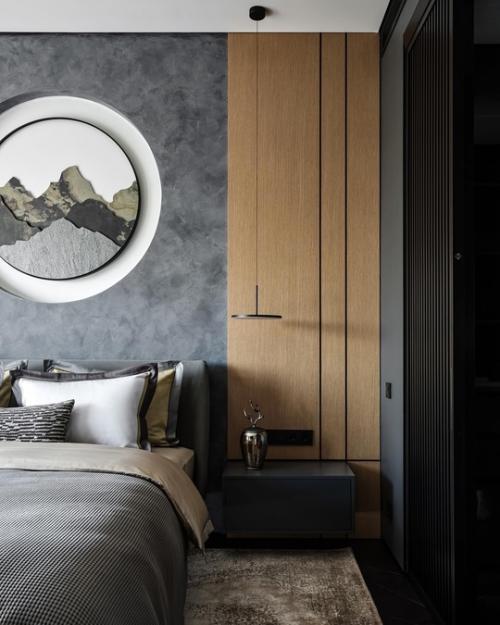 Интерьер квартиры выполнен в тёмной цветовой гамме. 01