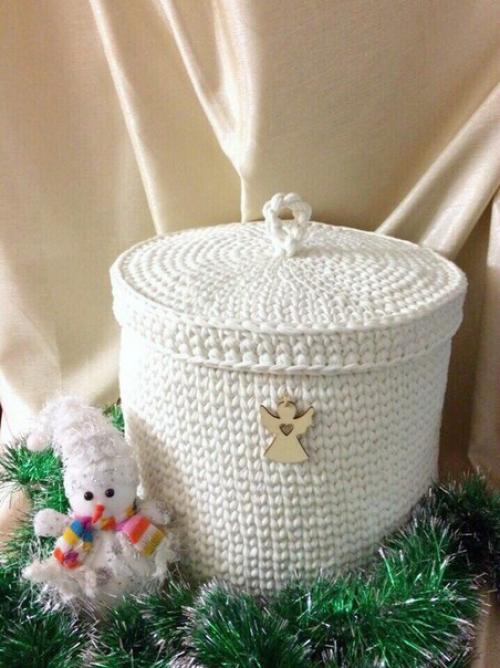 Корзинки из трикотажной пряжи сами по себе - стильный и в то же время уютный подарок ручной работы. 02