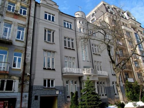 В 1910-13 годах по проекту архитектора и. к. ледоховского был возведен трехэтажный особняк для врача Н. П. Трофимова в стиле модерн.  