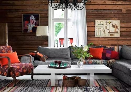 Интерьер с некрашеной деревянной стеной в доме: красота в несовершенстве. 06